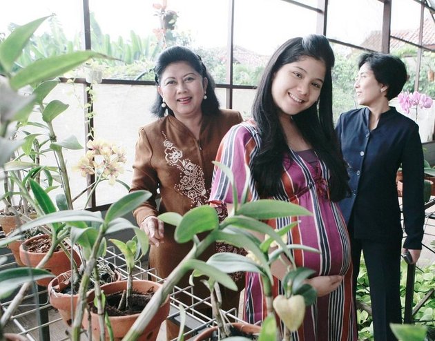 7 Sweet Memories of Annisa Pohan Seeing Flowers Together with the Late Ani Yudhoyono, Cute Face and Simple Appearance Become the Spotlight
