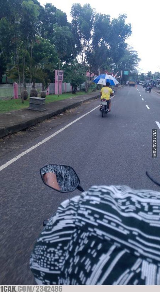 7 Funny Pictures of Motorcyclists in the Rain, Using Anything to Avoid Getting Wet
