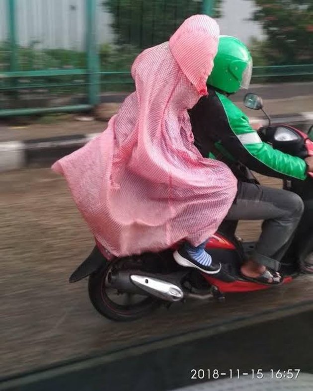 7 Funny Pictures of Motorcyclists in the Rain, Using Anything to Avoid Getting Wet