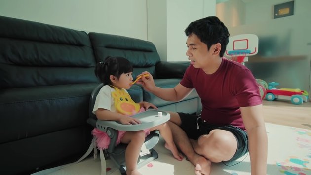7 Hilarious Portraits of Raditya Dika Trying to Babysit All Day, Admitting it's Difficult and Requires Patience