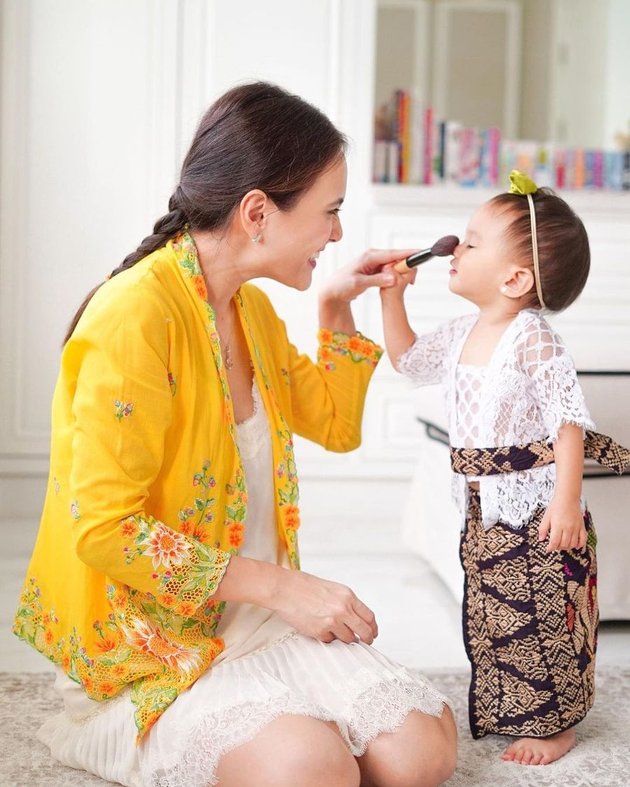 7 Portraits of Shandy Aulia and Her Daughter Wearing Kebaya, Equally Beautiful and Baby Claire is Even Cuter