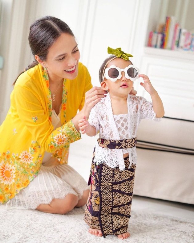 7 Portraits of Shandy Aulia and Her Daughter Wearing Kebaya, Equally Beautiful and Baby Claire is Even Cuter