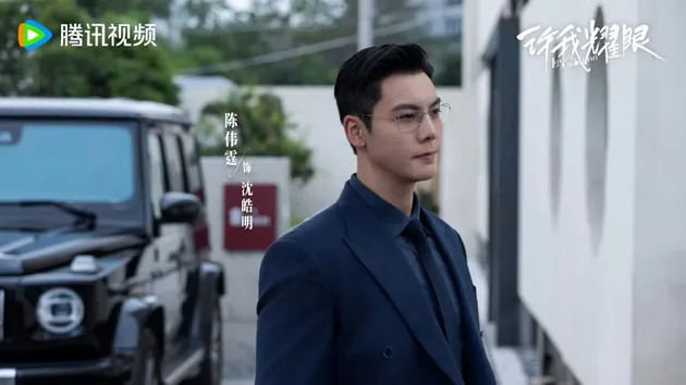 William Chan Tampil Gagah dengan Setelan Formal