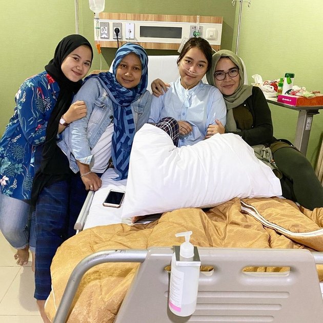 7 Latest Condition Portraits of Syifa, Ayu Ting Ting's Younger Sister Being Treated at the Hospital, Using a Breathing Tube