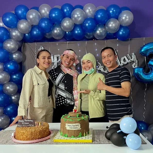 Krizna Fahrezi Asisten Ayu Ting Ting Penata Rambut 