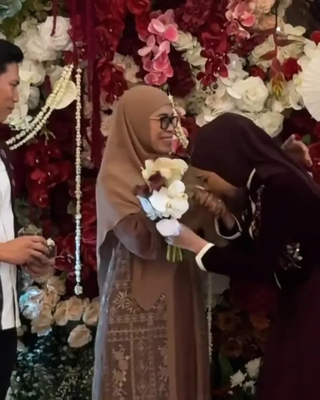 Dara Arafah cium tangan calon ibu mertua