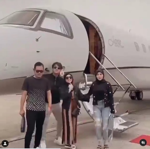 7 Portraits of Lesti and Rizky Billar Riding a Private Jet to Malang - East Java, Showing Affection by Kissing the Forehead - Making Netizens Emotional