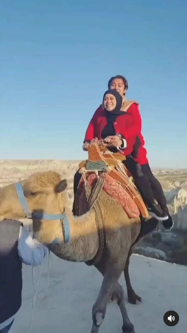 7 Portraits of Lesti Riding a Camel While Pregnant in Turkey, Making Netizens Worry About Her Baby - Shouting and Laughing