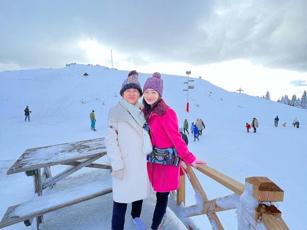 7 Photos of Natasha Wilona's Year-End Vacation to Turkey, Feeling Cold When Visiting Snowy Mountains - Always Close and Compact with Her Mother
