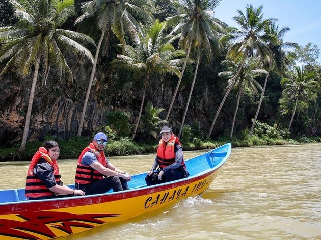 7 Portraits of Annisa Pohan and Agus Yudhoyono's Vacation to Pacitan, Cycling to Sitting in Front of a Shop