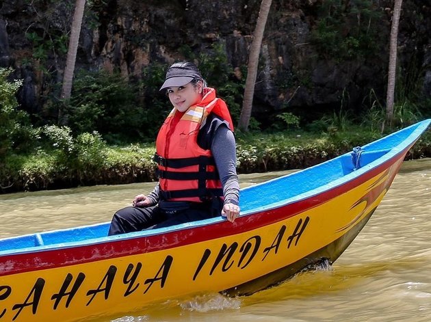 7 Portraits of Annisa Pohan and Agus Yudhoyono's Vacation to Pacitan, Cycling to Sitting in Front of a Shop