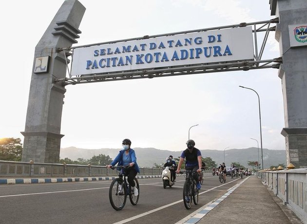 7 Portraits of Annisa Pohan and Agus Yudhoyono's Vacation to Pacitan, Cycling to Sitting in Front of a Shop