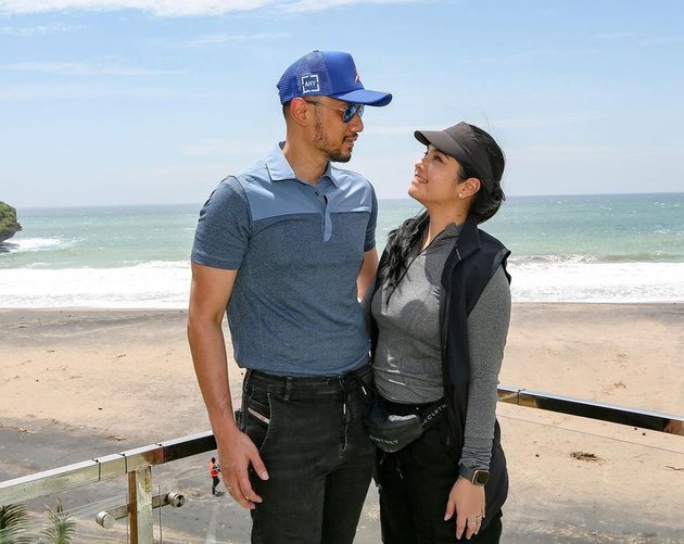 7 Portraits of Annisa Pohan and Agus Yudhoyono's Vacation to Pacitan, Cycling to Sitting in Front of a Shop