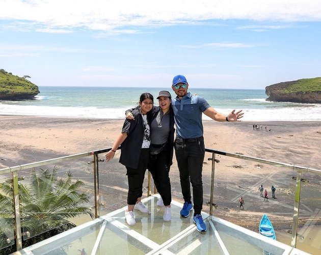 7 Portraits of Annisa Pohan and Agus Yudhoyono's Vacation to Pacitan, Cycling to Sitting in Front of a Shop