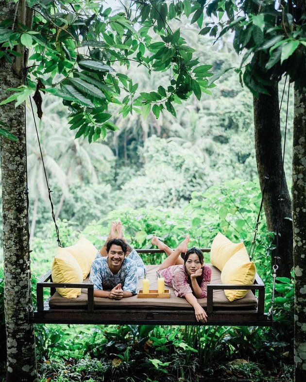 7 Portraits of Hesti Purwadinata and Husband on Bali Honeymoon, Showing Body Goals While Swimming - Romantic Boat Ride