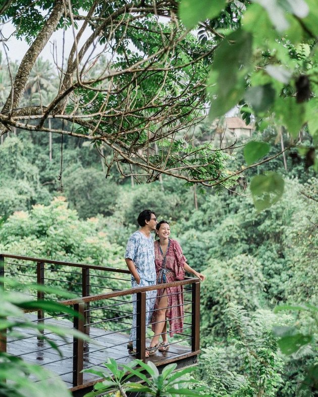 7 Portraits of Hesti Purwadinata and Husband on Bali Honeymoon, Showing Body Goals While Swimming - Romantic Boat Ride