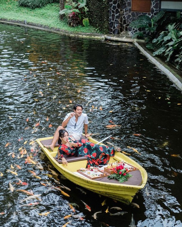 7 Portraits of Hesti Purwadinata and Husband on Bali Honeymoon, Showing Body Goals While Swimming - Romantic Boat Ride