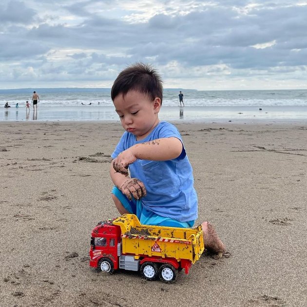 7 Portraits of Irish Bella's Vacation in Bali, Happy Even Without Ammar Zoni's Company - Air Rumi Enjoy Playing in the Sand on the Beach