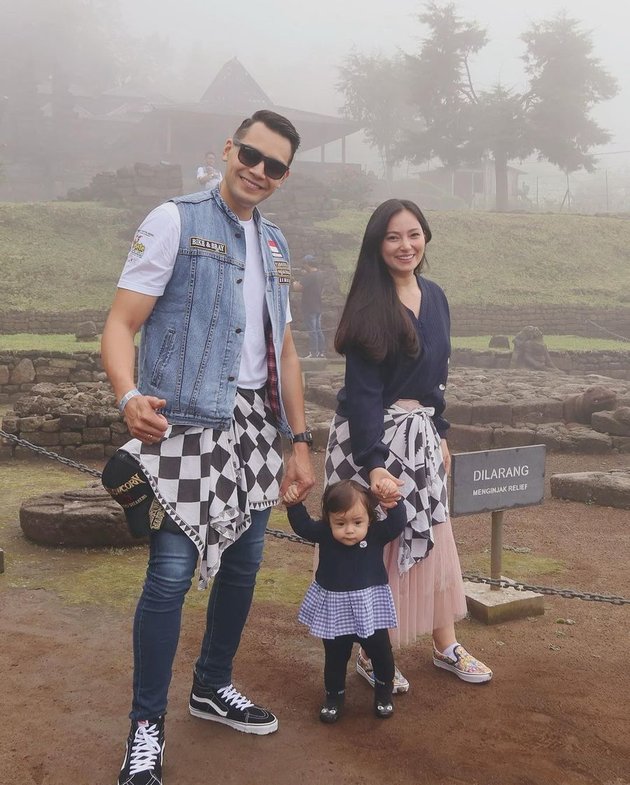 Salah satu destinsi wisata yang dikunjungi Asmirandah dan keluarga saat liburan ke Jawa Tengah adalah Candi Cetho yang berlokasi di Kabupaten Karanganyar.