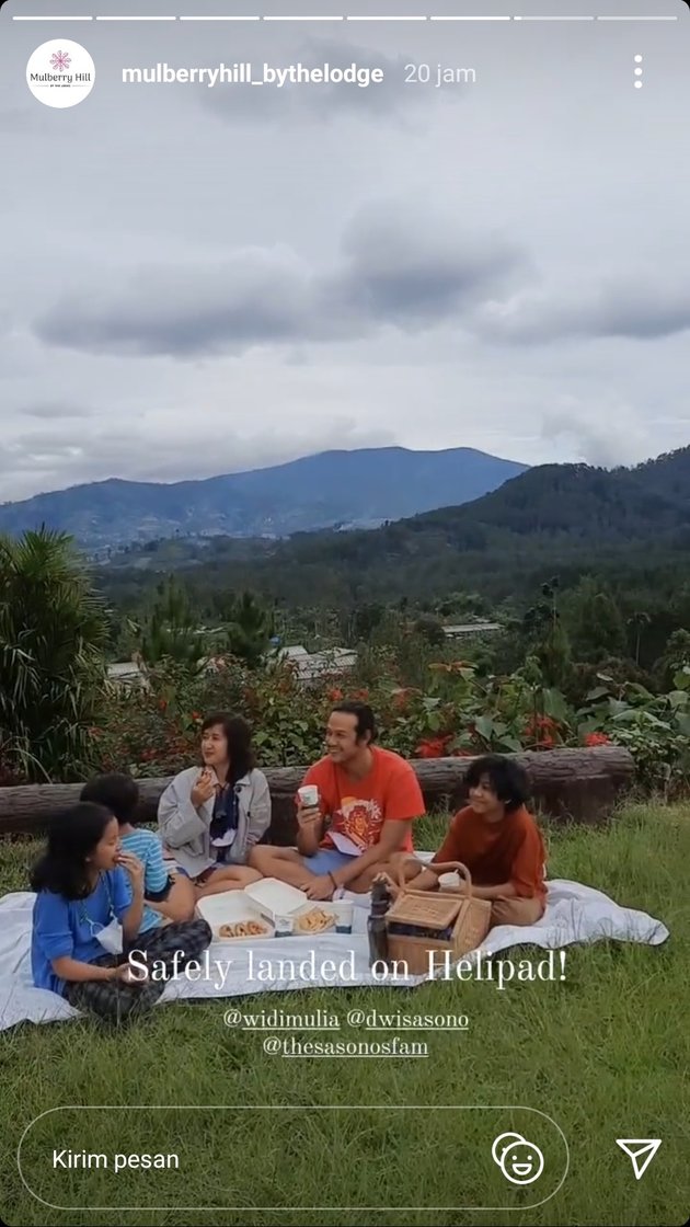 Liburan keluarga Widi Mulia dan Dwi Sasono kali ini berlokasi di salah satu penginapan di Lembang, Bandung. Bersama ketiga buah hati mereka, pasangan ini menikmati piknik di pegunungan.