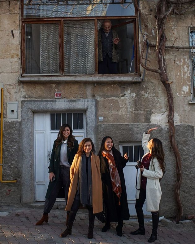 7 Photos of Luna Maya's Vacation in Turkey, Playing in the Snow - Exploring the City Streets with Friends