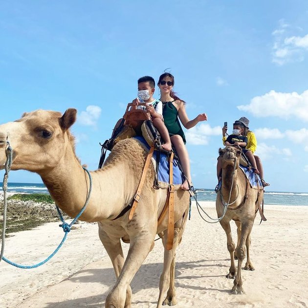 7 Portraits of Nia Ramadhani's Vacation in Bali, Showing Body Goals While Swimming - Looking Cool While Riding a Camel