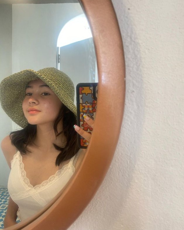 7 Photos of Sandrinna Michelle's Vacation, 'DARI JENDELA SMP' Star Vacationing in Labuan Bajo, Showing Off Her Beautiful Back - Having Fun at the Beach