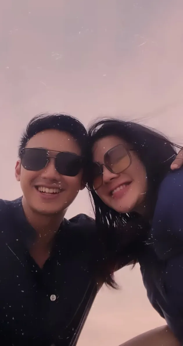 Felicya Angelista dan Caesar Hito ke Pantai