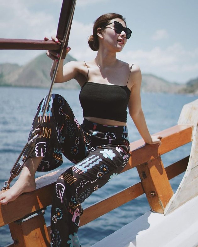 7 Portraits of Syahnaz Sadiqah's Vacation to Labuan Bajo, Showing off Body Goals as a Mother of Two - Intimate Moments with Husband Climbing the Hill in the Morning