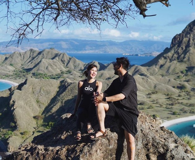 7 Portraits of Syahnaz Sadiqah's Vacation to Labuan Bajo, Showing off Body Goals as a Mother of Two - Intimate Moments with Husband Climbing the Hill in the Morning