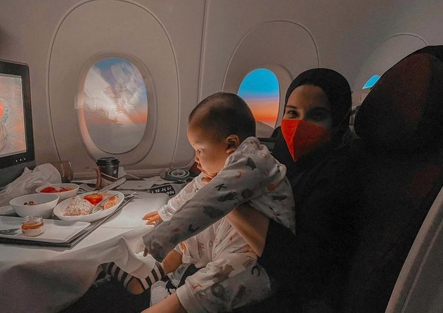 7 Photos of Ukkasya's First Vacation to the Netherlands, So Cute Eating and Sleeping on the Plane - Getting Rained on During Sightseeing