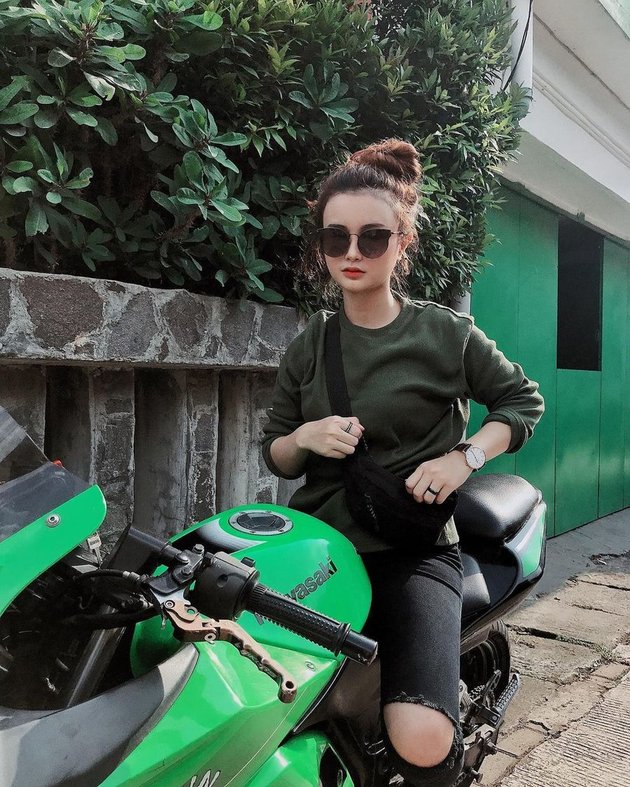7 Portraits of Liyan Zef, the Star of the Soap Opera 'DARI JENDELA SMP' Riding a Motorcycle, Looking Beautiful and Charming Like Lady Bikers
