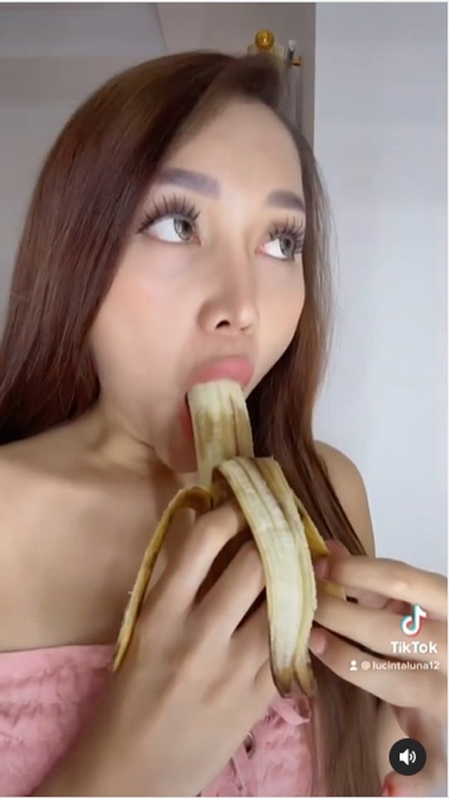 7 Photos of Lucinta Luna Shocked Seeing a Banana Being Held, Her Expression is Very Envious - Immediately Devoured Until Almost Finished