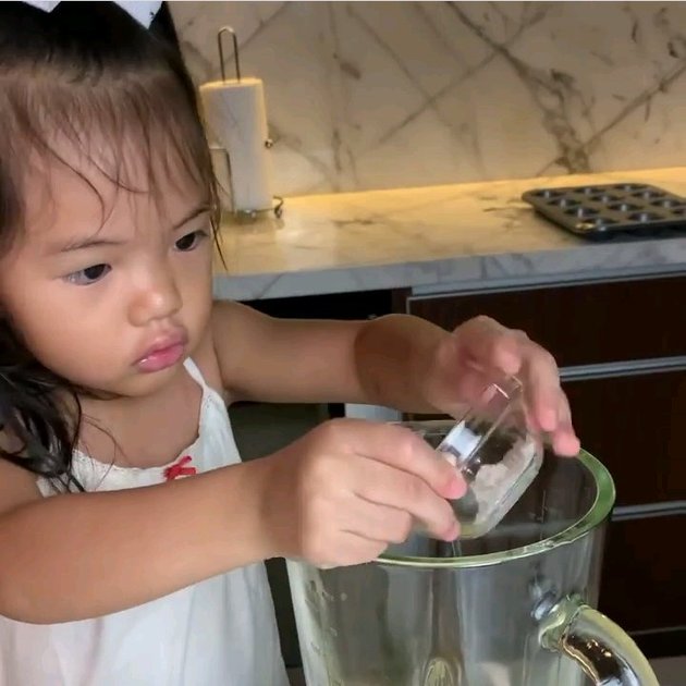 7 Cute Portraits of Farah Quinn's Children Cooking in the Kitchen, Talented Since Early Childhood