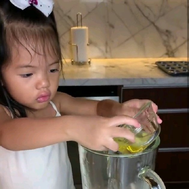 7 Cute Portraits of Farah Quinn's Children Cooking in the Kitchen, Talented Since Early Childhood
