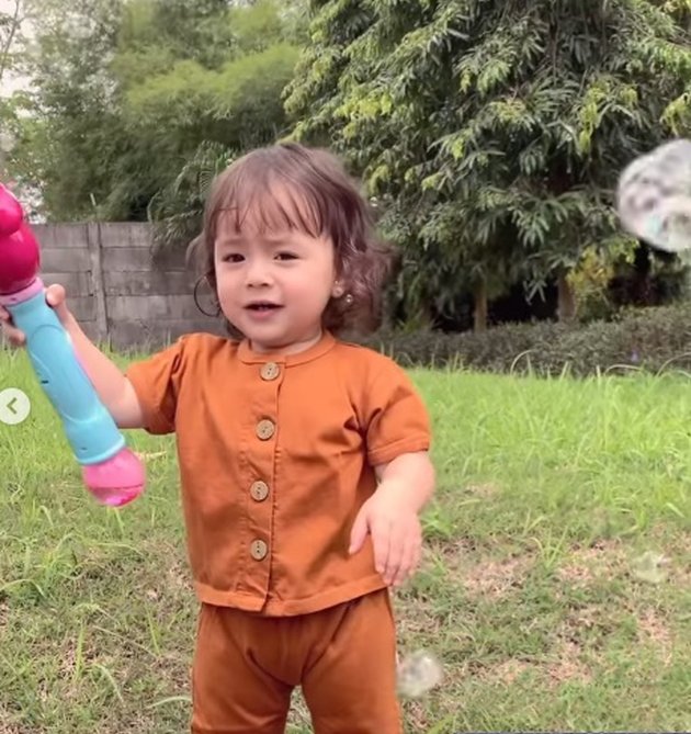 7 Cute Photos of Baby Chloe, Asmirandah's Daughter, Playing with Soap Bubbles, Her Expression Makes Netizens Melt