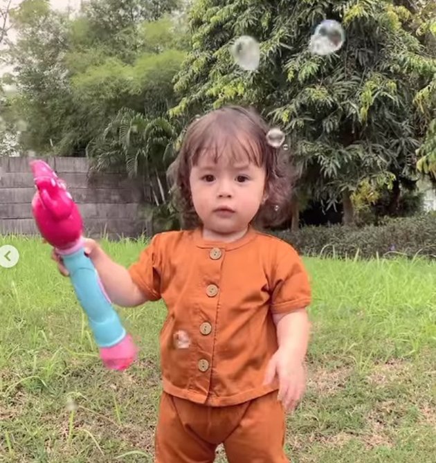 7 Cute Photos of Baby Chloe, Asmirandah's Daughter, Playing with Soap Bubbles, Her Expression Makes Netizens Melt