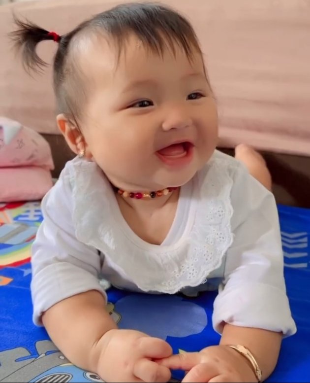 7 Cute Portraits of Baby Sarah, Ahok and Puput's Daughter, Growing Up Beautiful and Adorable