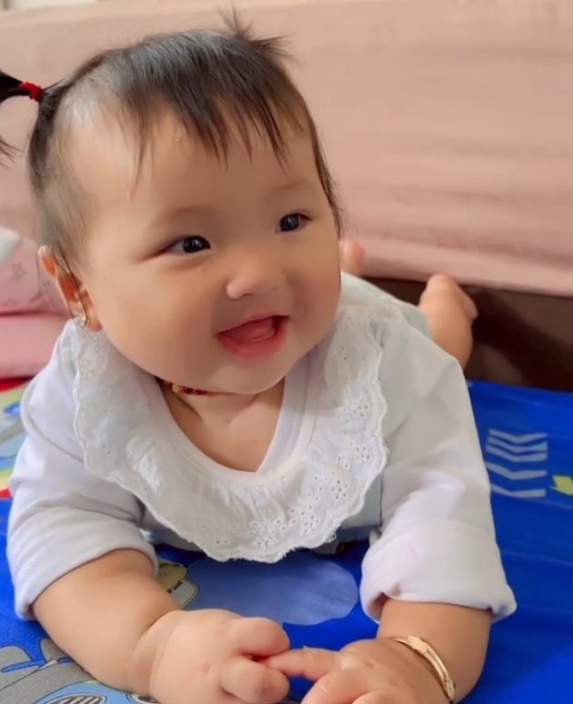 7 Cute Portraits of Baby Sarah, Ahok and Puput's Daughter, Growing Up Beautiful and Adorable