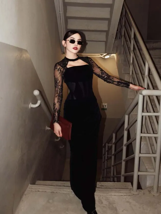 Gaun Velvet Hitam dengan Detail Lace