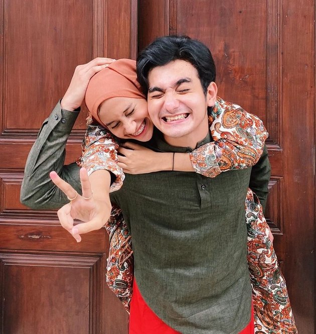 7 Photos of Mahdy Reza, Star of the Soap Opera 'BUKU HARIAN SEORANG ISTRI' with His Beautiful and Charming Younger Sisters, Very Close - The Dream Brother