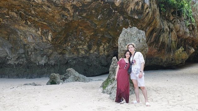 7 Sweet Portraits of Tissa Biani and Dul Jaelani's Vacation in Bali, They're Brave Enough to Hold Hands and Hug