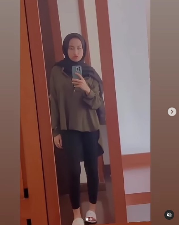 Hijabnya pun lagi-lagi warna hitam. Hal itu sontak disorot oleh netizen. Tak sedikit yang bertanya, apakah ia hanya punya satu hijab yang dipakai berkali-kali?