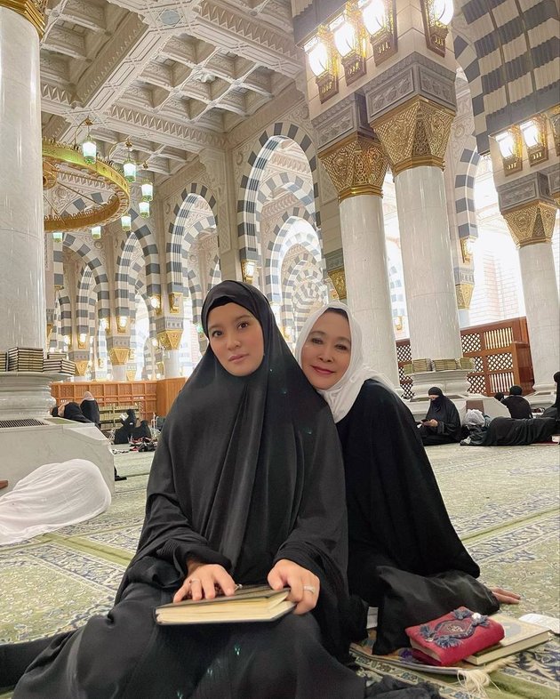 7 Portraits of Marcella Zalianty's Umrah in Ramadan, Finally Able to Travel Abroad Since the Pandemic - Beautiful and Graceful in Islamic Attire