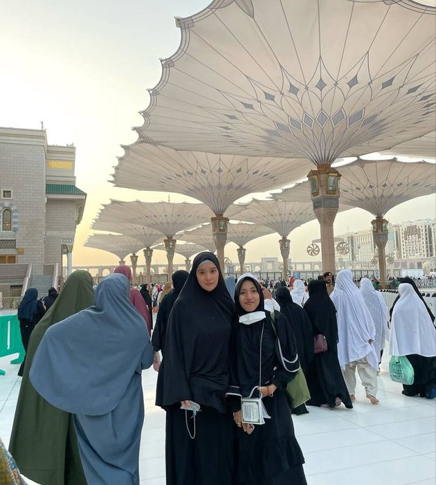 7 Portraits of Marcella Zalianty's Umrah in Ramadan, Finally Able to Travel Abroad Since the Pandemic - Beautiful and Graceful in Islamic Attire