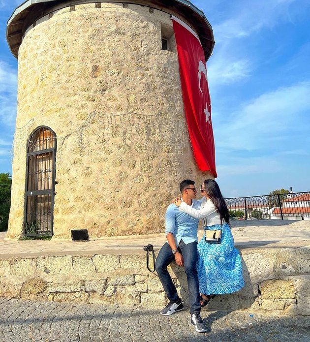 7 Photos of Margin and Ali Syakieb Inviting Baby Guzel on a Vacation to Turkey, Making Netizens Gush - They Even Shared Intimate Kisses