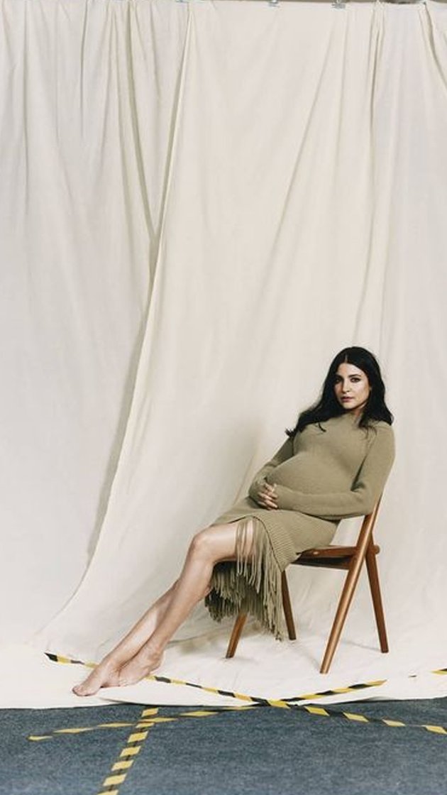 7 Portraits of Anushka Sharma's First Pregnancy Maternity Shoot, Hot Glowing Enchanting Memes!