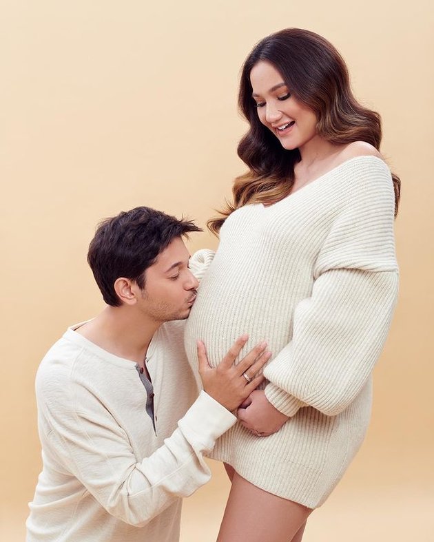 7 Portraits of Maternity Shoot Tengku Dewi Putri, Andrew Andika's Wife, Showing a Very Big Baby Bump