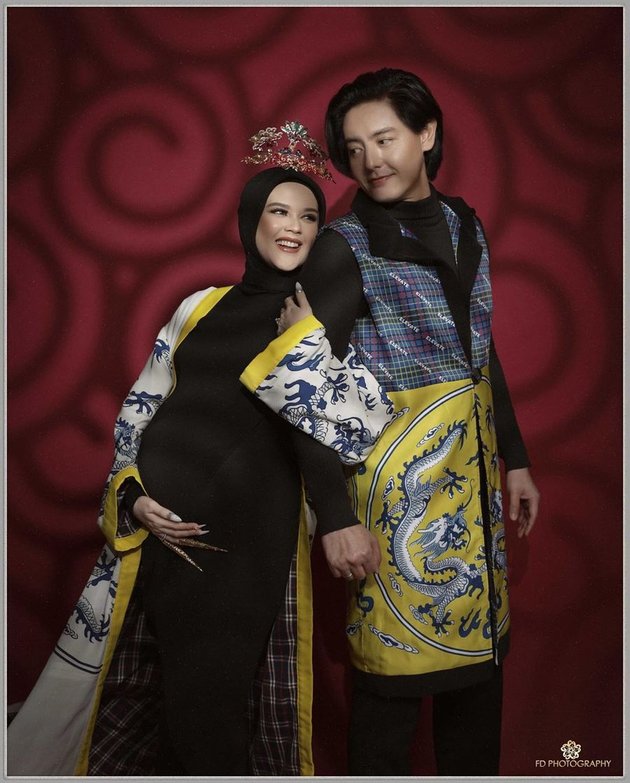7 Latest Maternity Shoot Portraits of Cut Meyriska and Roger Danuarta, Harmoniously Presented with Chinese Nuance