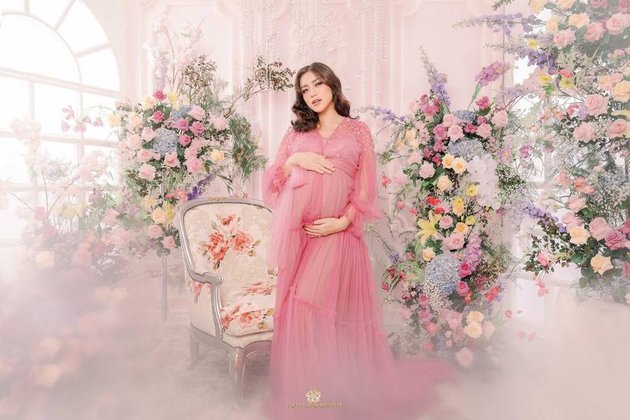 7 Latest Maternity Shoot Portraits of Jessica Iskandar, Beautiful with Chubby Cheeks and a Happy Smile - Ready to Welcome the Birth of the Second Child